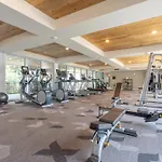 Top Floor City Views! King Bed Pool Gym Free Parking