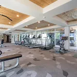Top Floor City Views! King Bed Pool Gym Free Parking
