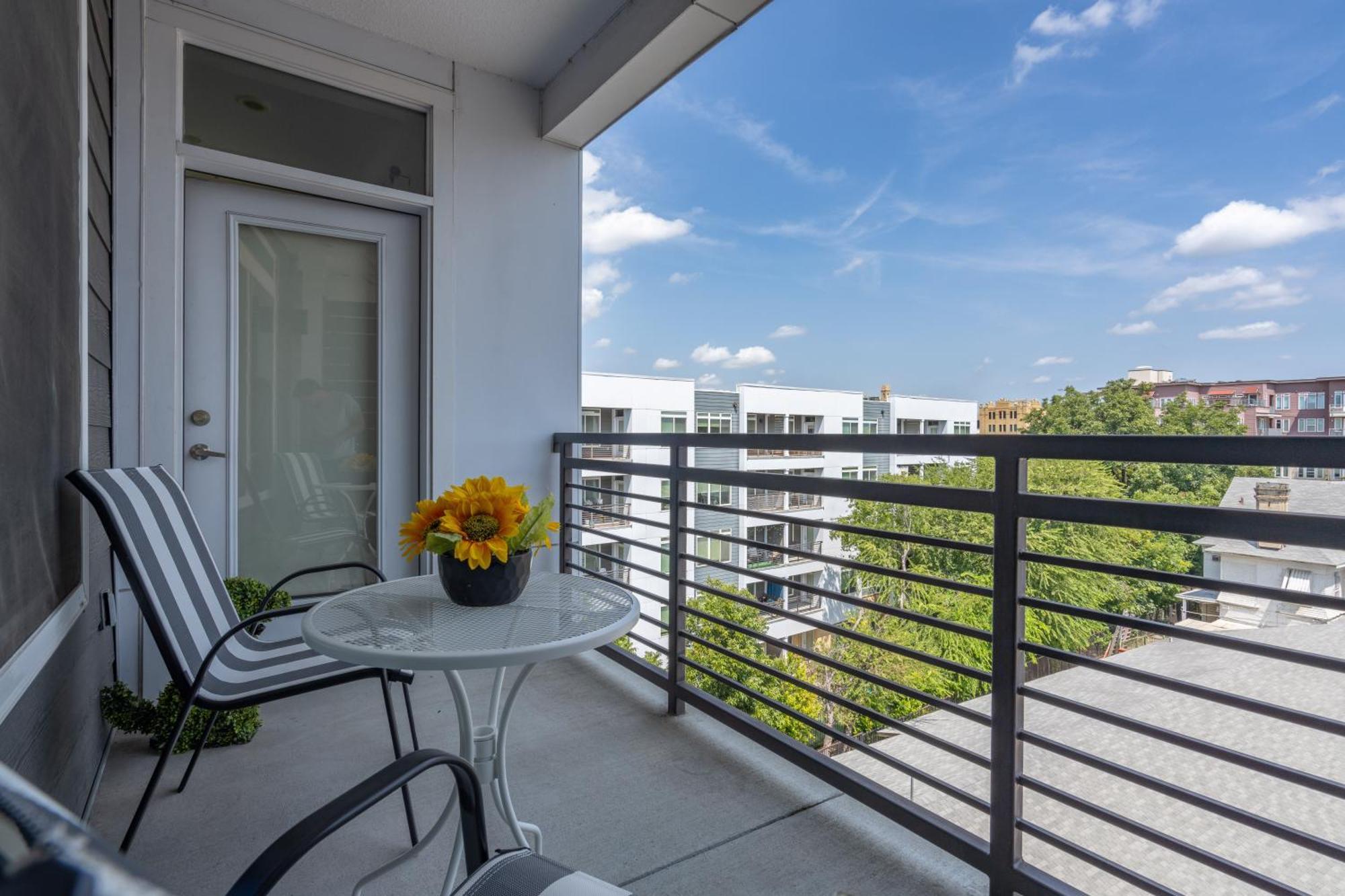 Floor Views! King Bed Pool Gym Free Parking Apartment San Antonio