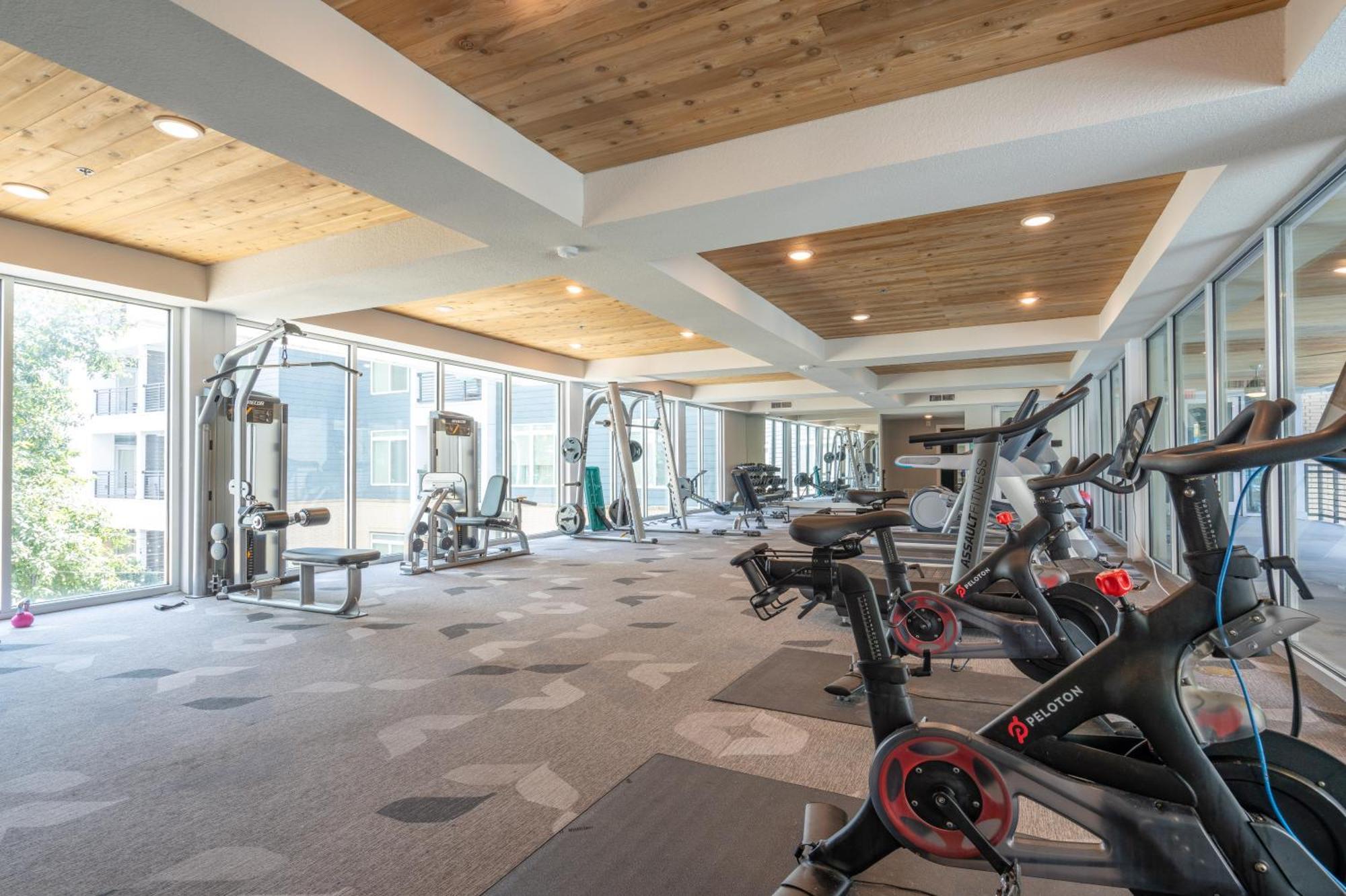 Floor Views! King Bed Pool Gym Free Parking Apartment *