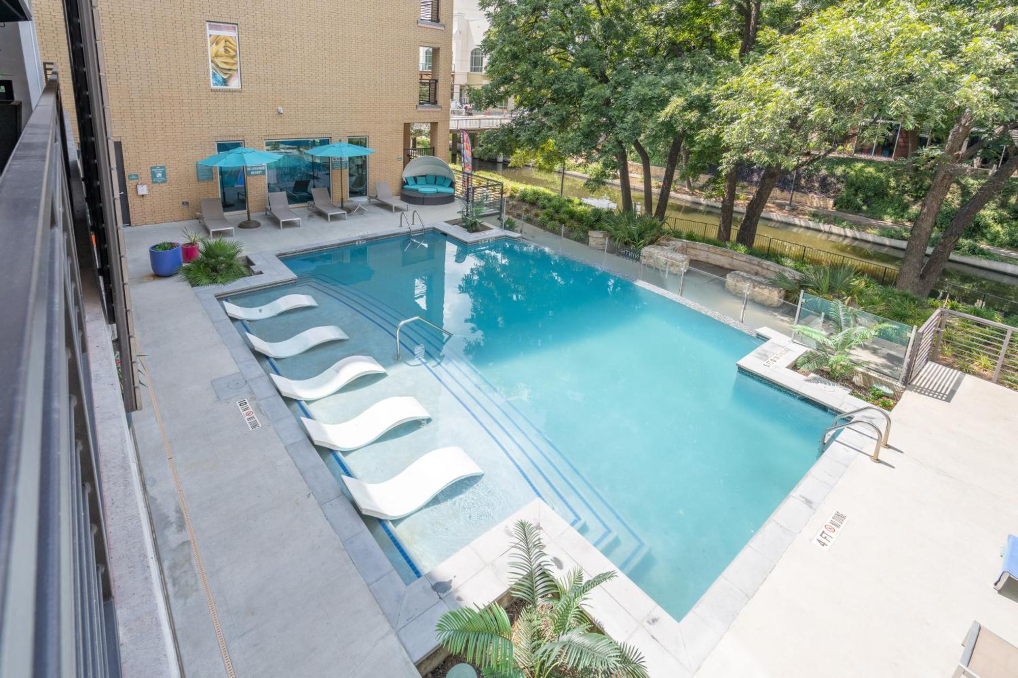 Floor Views! King Bed Pool Gym Free Parking