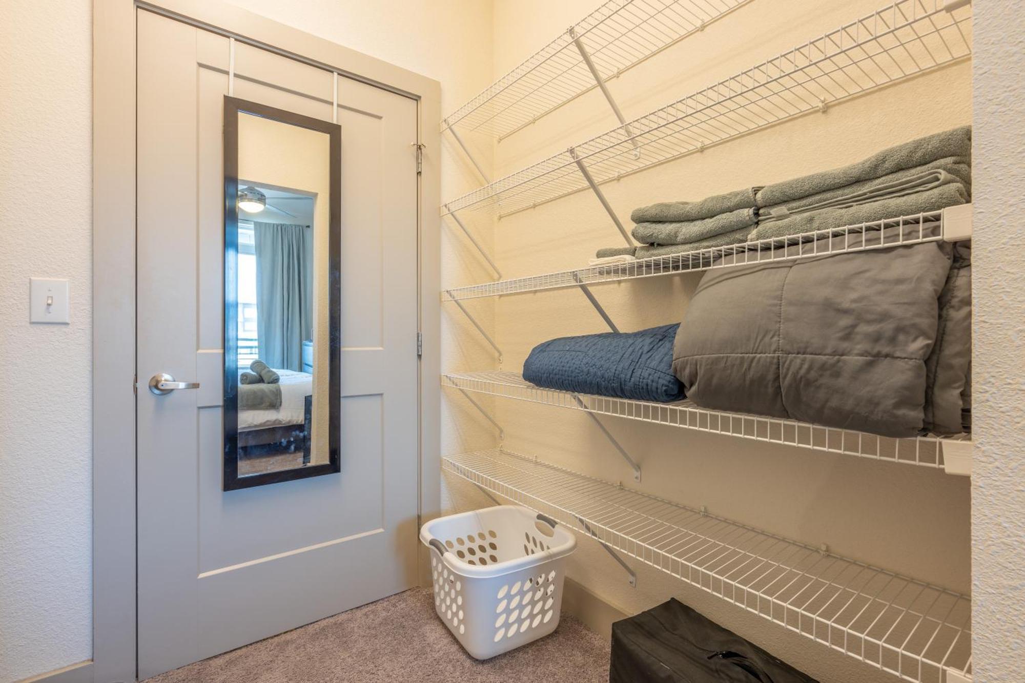 Floor Views! King Bed Pool Gym Free Parking