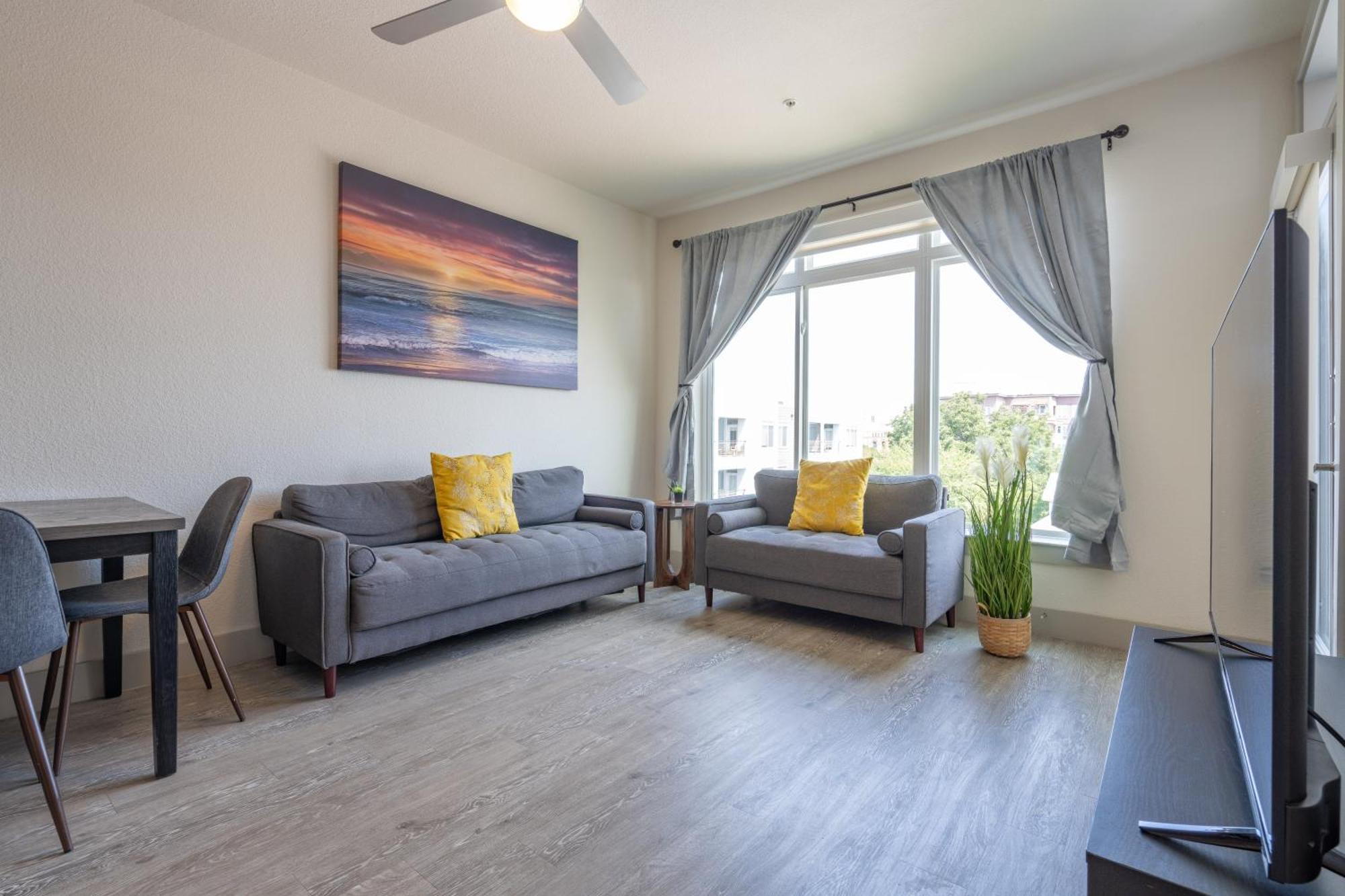 Apartment Floor Views! King Bed Pool Gym Free Parking
