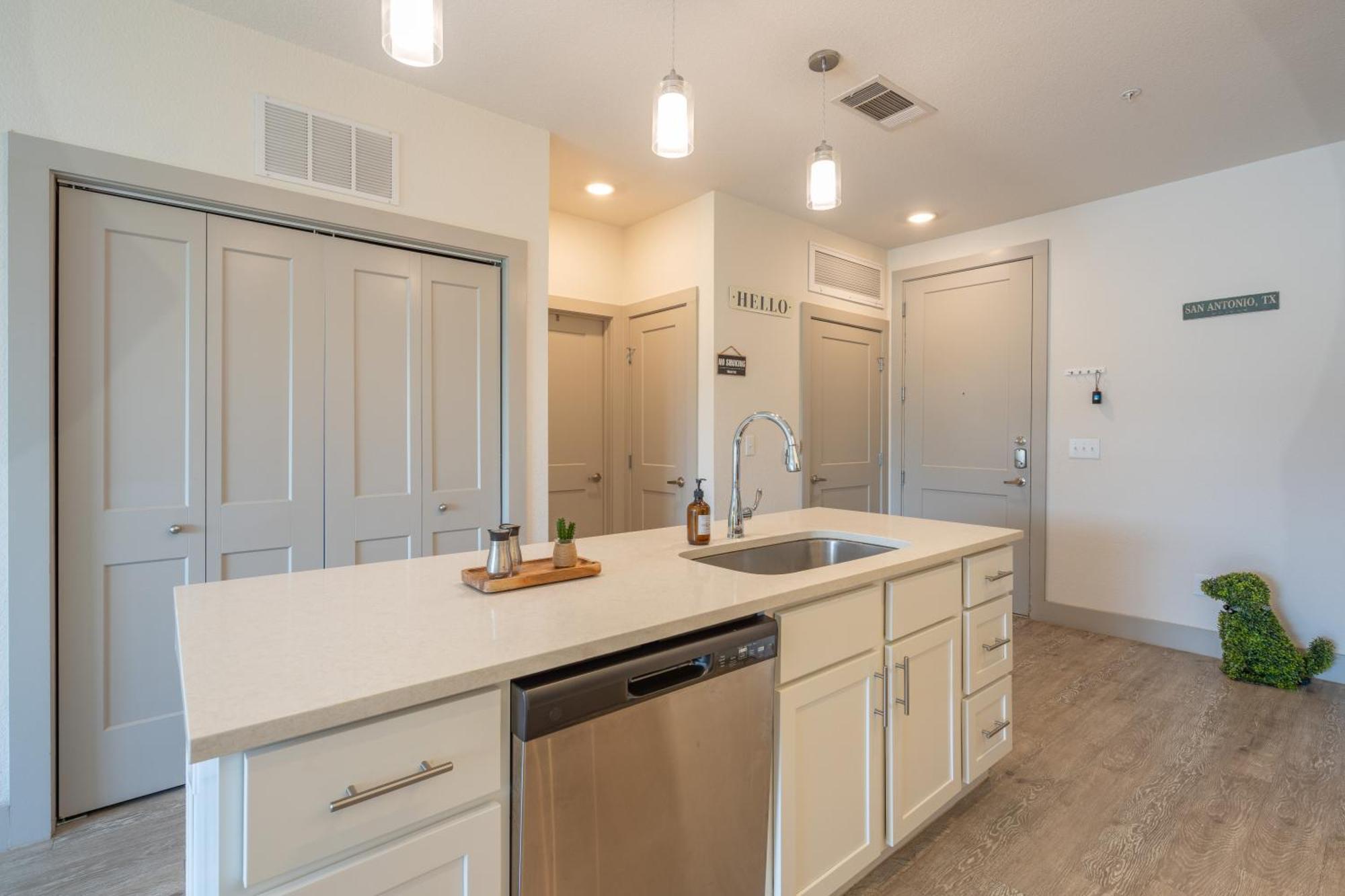 Floor Views! King Bed Pool Gym Free Parking Apartment *