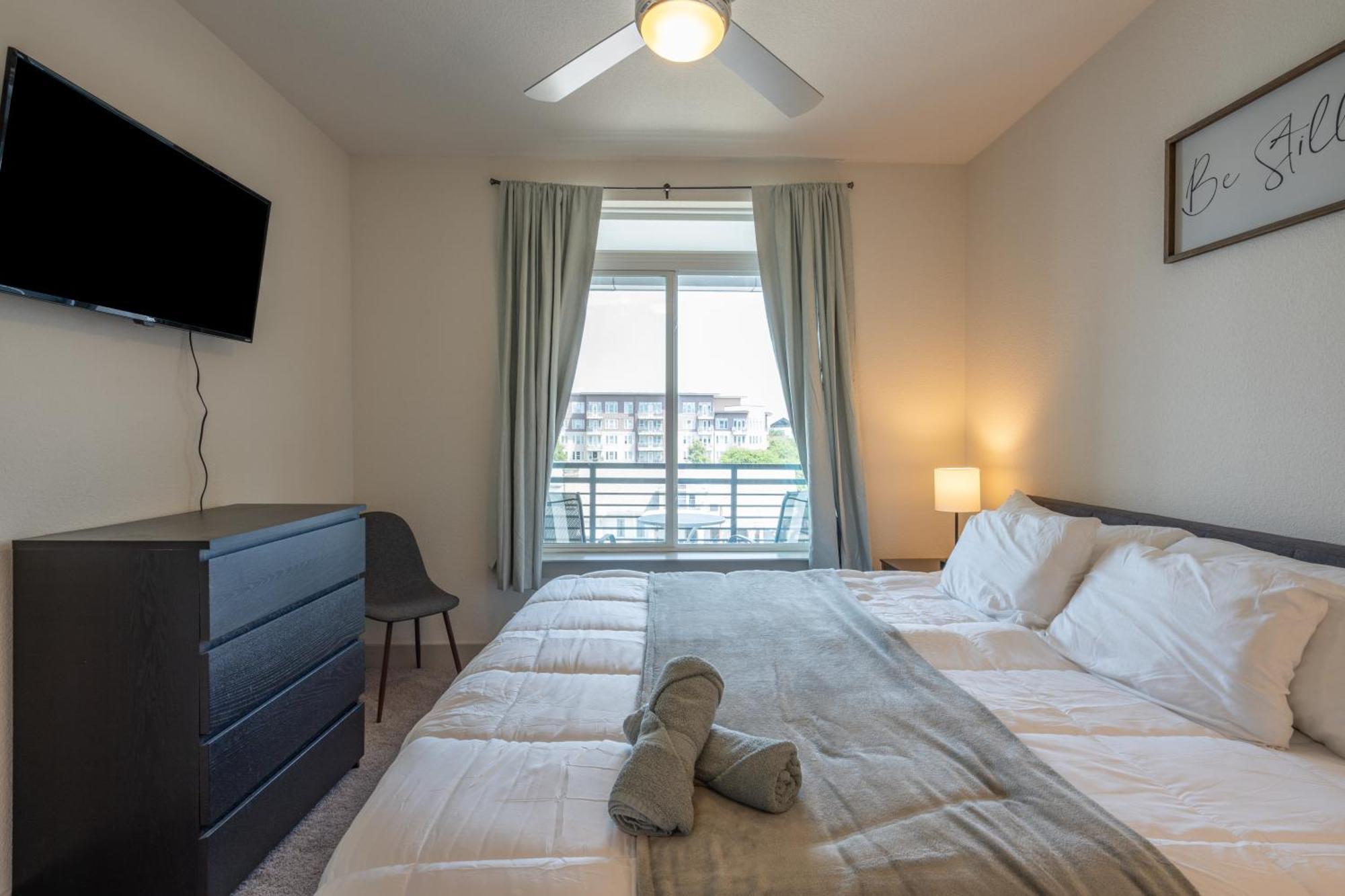 Floor Views! King Bed Pool Gym Free Parking Apartment *