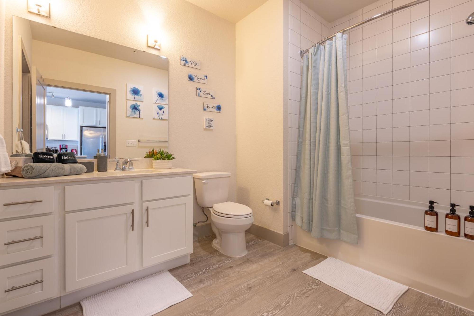 Floor Views! King Bed Pool Gym Free Parking Apartment