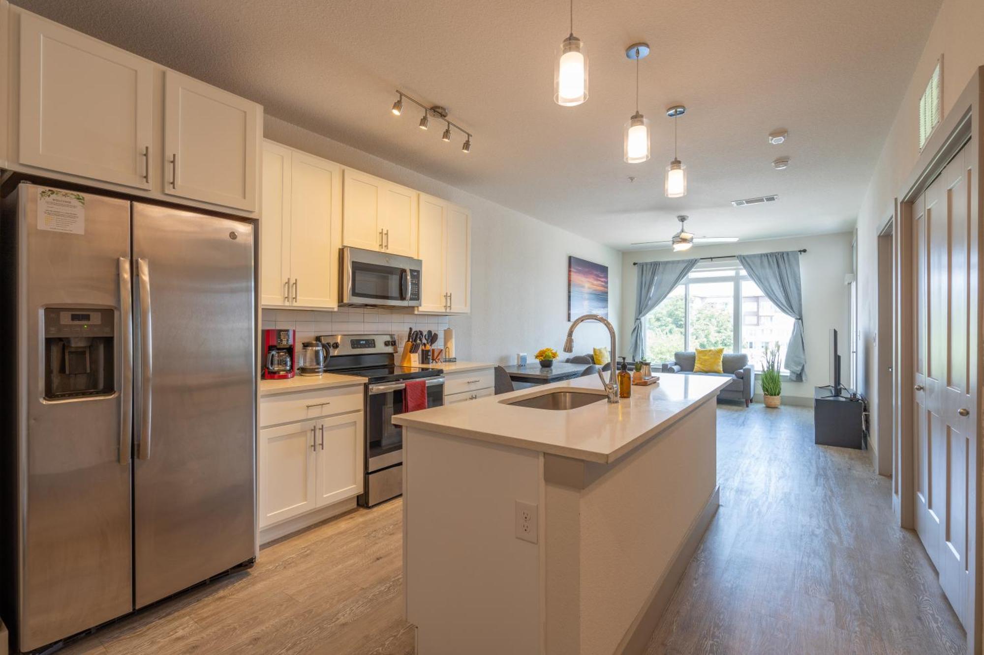 Floor Views! King Bed Pool Gym Free Parking * San Antonio