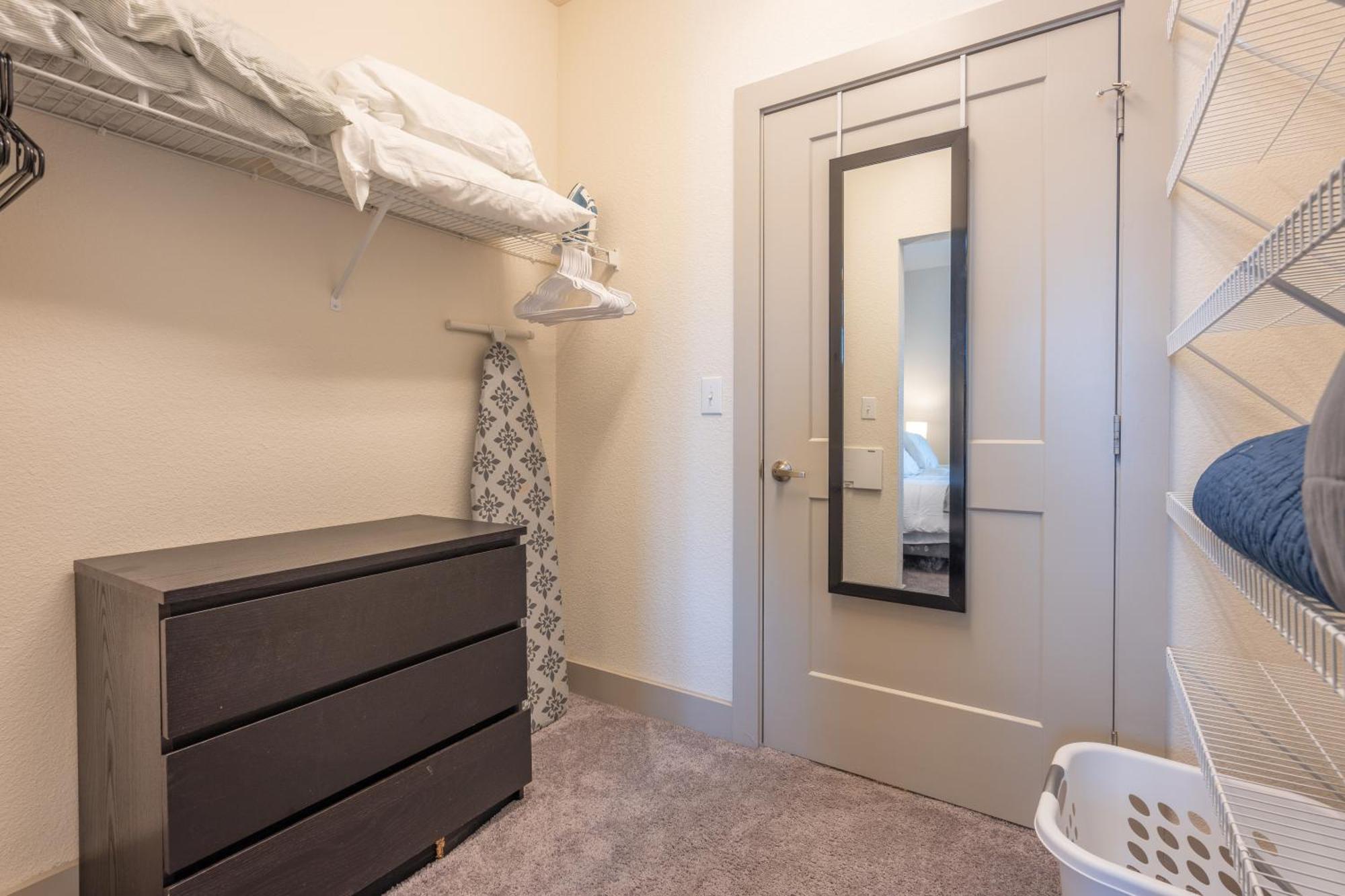 Floor Views! King Bed Pool Gym Free Parking San Antonio