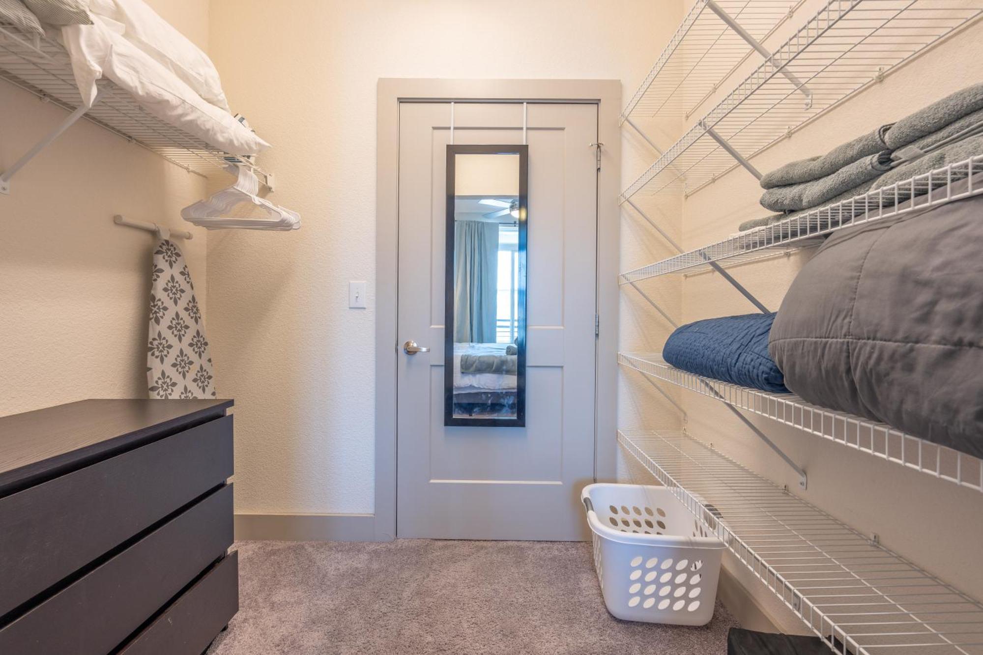 Floor Views! King Bed Pool Gym Free Parking * San Antonio