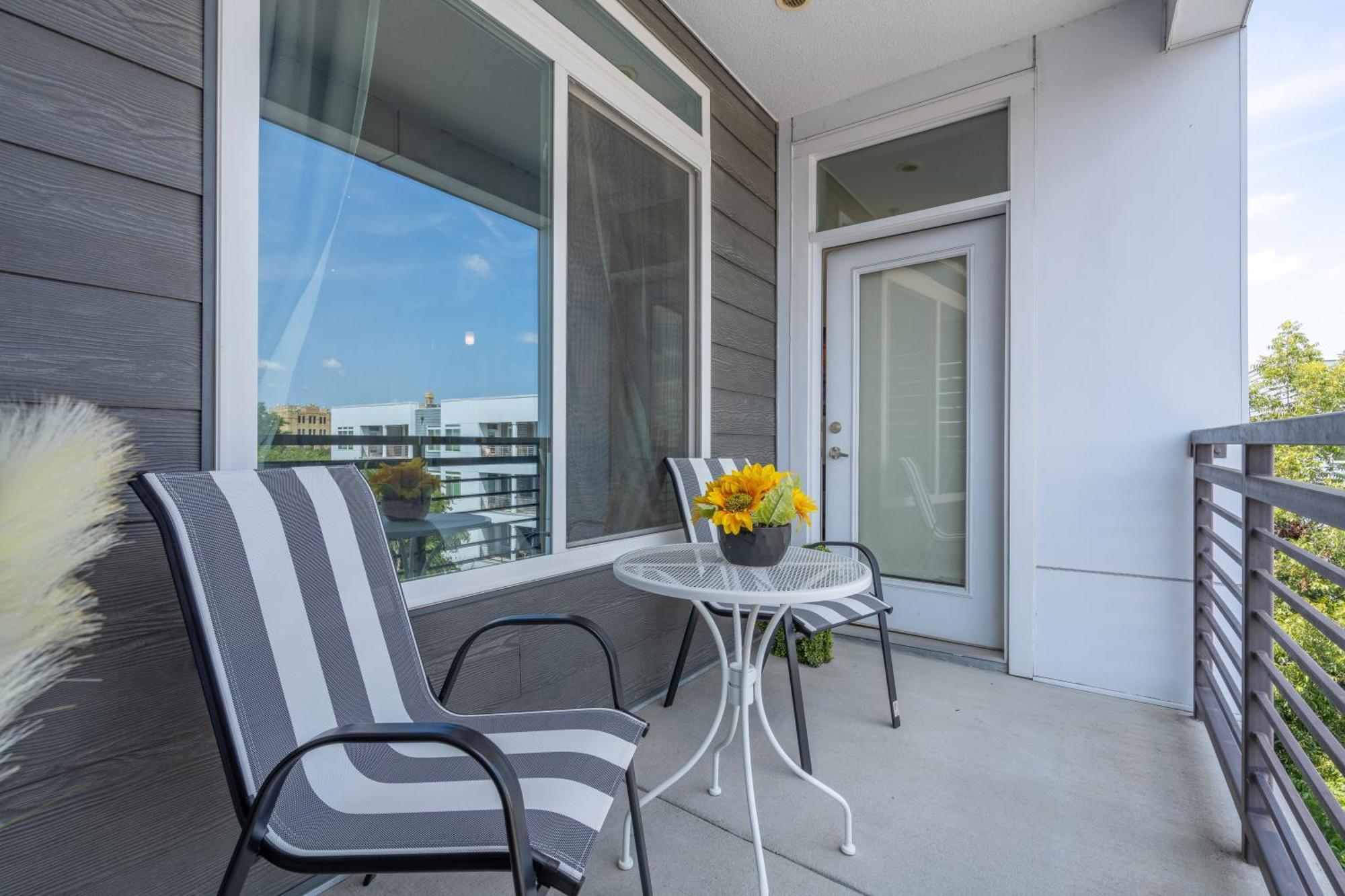 Floor Views! King Bed Pool Gym Free Parking