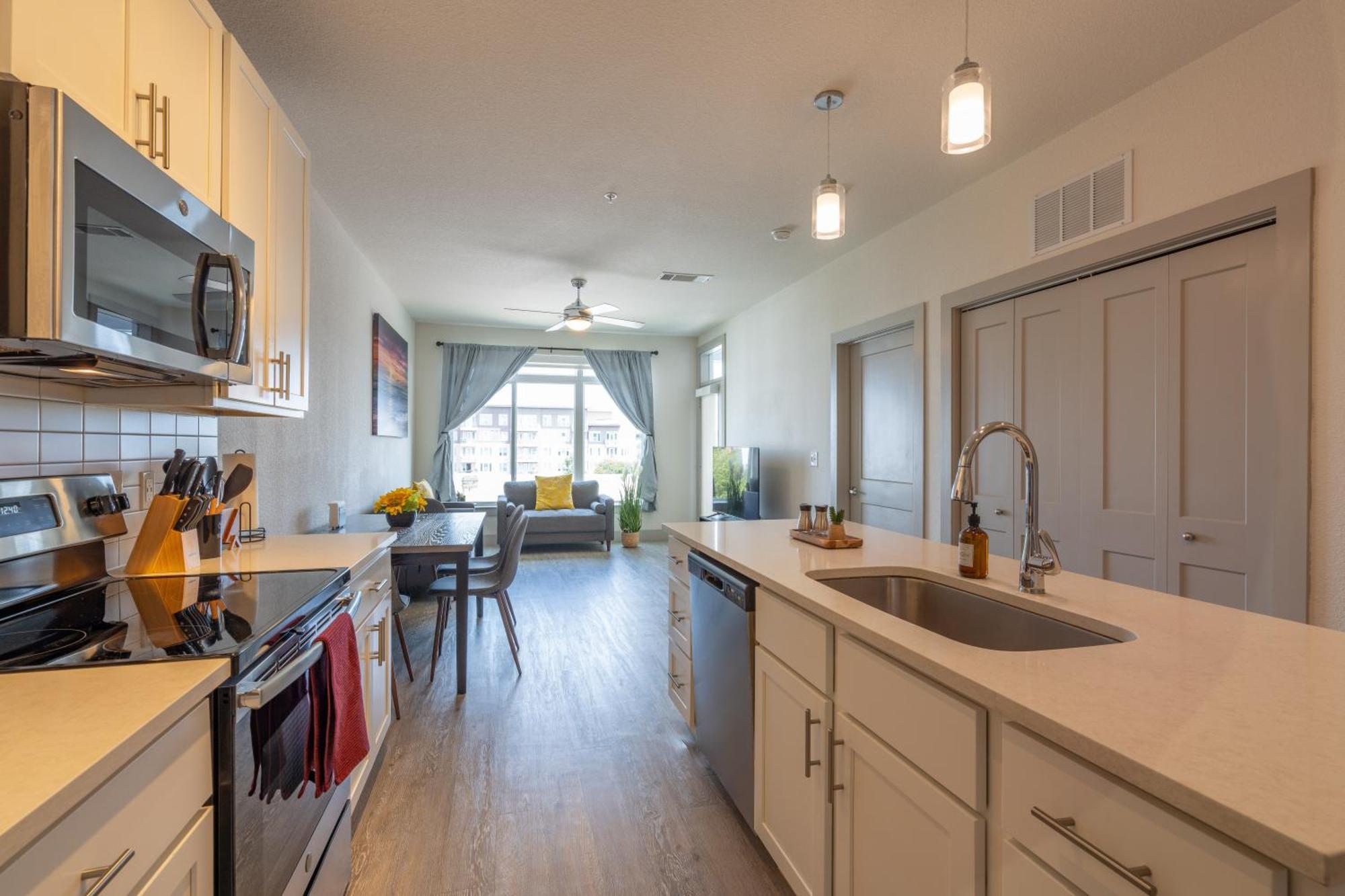 Floor Views! King Bed Pool Gym Free Parking * San Antonio