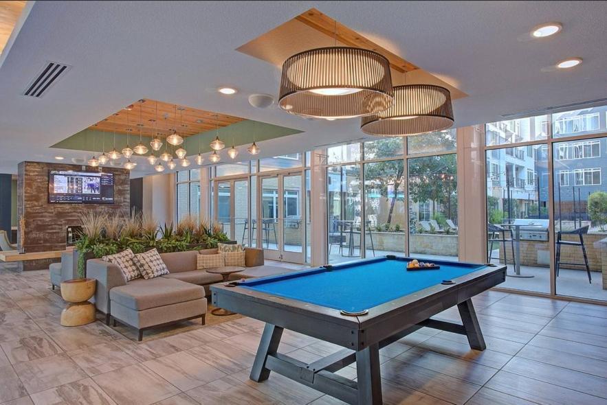 Floor Views! King Bed Pool Gym Free Parking